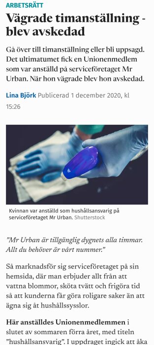 En person med handskar håller i en sprayflaska, illustrerande hushållsarbete för serviceföretaget Mr Urban.