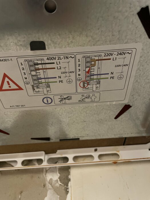 Instruktionsdiagram för elanslutning av en Ikea spishäll, visar två alternativ: 400V och 220-240V, med etiketter för L, N, PE, och varningar.