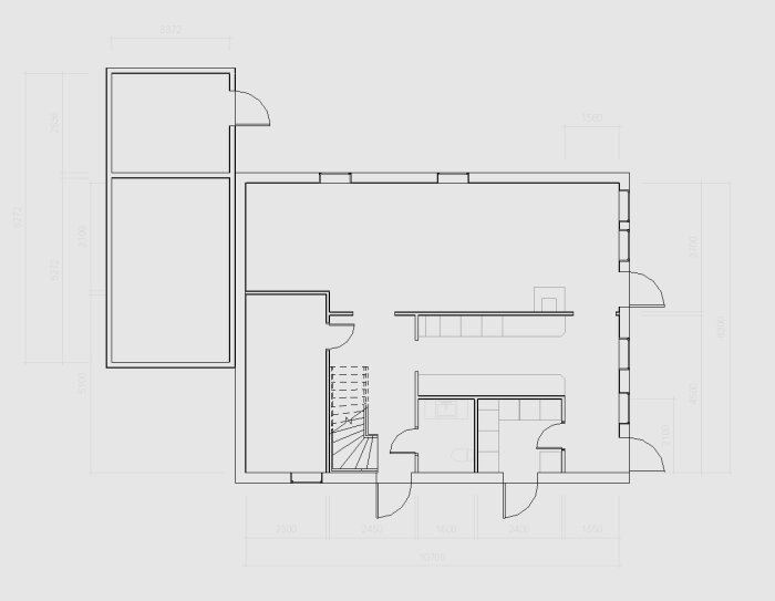 Planritning som visar bottenvåningen av en 1-1/2 plans villa med trapphus, rum, dörrar, fönster och mått.