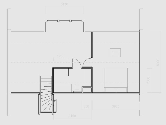 Planritning för övervåning i 1-1/2 plans villa med trappa, två rum och måttangivelser.