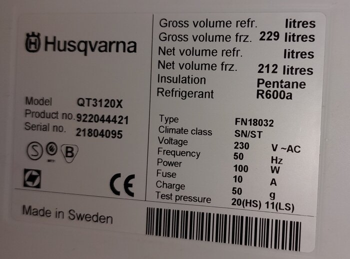 Husqvarna frys etikett med produktinformation: Model QT3120X, produktnummer 922044421, serienummer 21804095, volym 229/212 liter, köldmedium R600a.