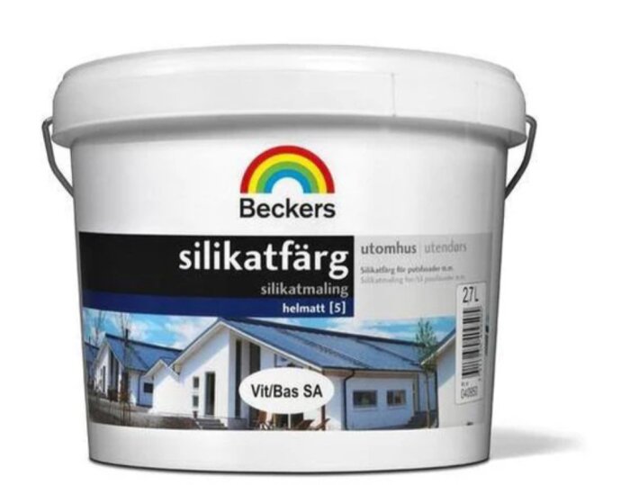 Burk med Beckers Silikatfärg för utomhusbruk. Texten beskriver färgen som helmattt med vit/bas SA. Burken har en kapacitet på 2,7 liter.