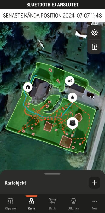 Screenshot från en app som visar kartan över två arbetsområden med virtuella gränser, transportvägar och avgränsningszoner för en robotgräsklippare.