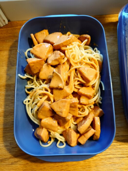 Matlåda med stroganoff och spagetti, uppskattad av hela familjen enligt inläggsförfattaren.