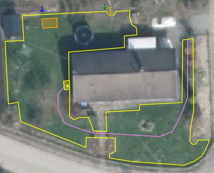 Flygbild över tomt med markeringar för robotgräsklipparens begränsningskabel och guidekabel vid hus och trädgård. Laddstation och viktiga områden är utmärkta med färger.