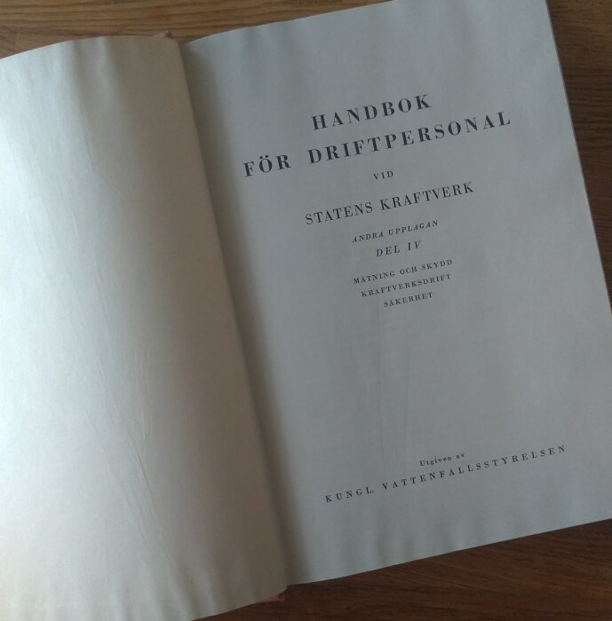 Bilden visar en gammal bok med titeln "Handbok för driftpersonal vid Statens kraftverk, Del IV," utgiven av Kungl. Vattenfallsstyrelsen.