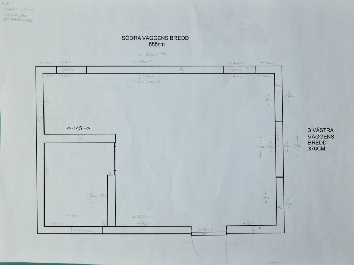 Skiss över planritning för utbyggnad av stuga i Norge med måttangivelser. Den befintliga stugan är 555 cm x 376 cm, förlängning till 555 cm x 541 cm.