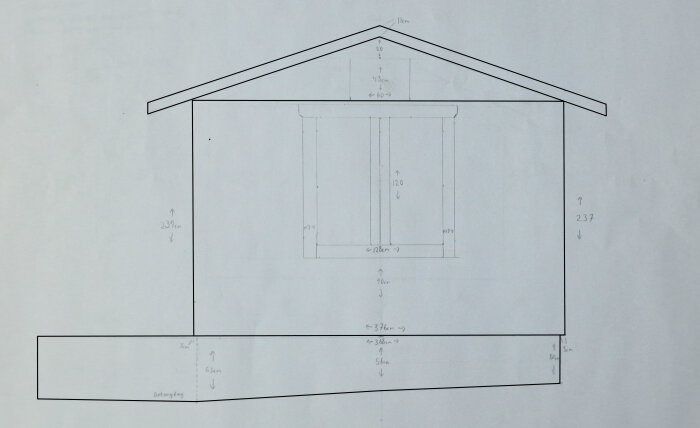 Skiss över stugans utbyggnadsplan, inklusive mått på väggar med bredd 376cm och höjd 239cm, och planerat tak med en 18 graders sluttning och mått 555cm x 541cm.