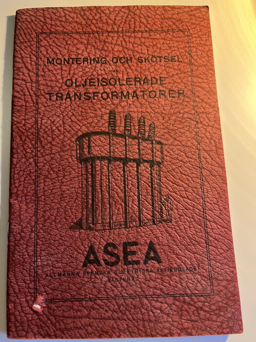 En gammal skrift från 1928 om montering och skötsel av oljeisolerade transformatorer, publicerad av ASEA, med en illustration av en transformator på omslaget.