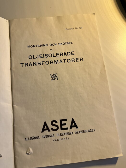 Gamla skriften "Montering och skötsel av oljeisolerade transformatorer" av ASEA från 1928, Broschyr Nr 608, med företagets ursprungliga logga.