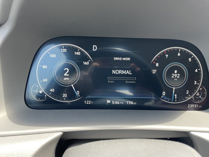 Bilens instrumentpanel visar en yttertemperatur på 122 grader Fahrenheit, hastighet på 2 MPH, bränslemängd, varvtal, körläget "NORMAL", tid och sträcka.