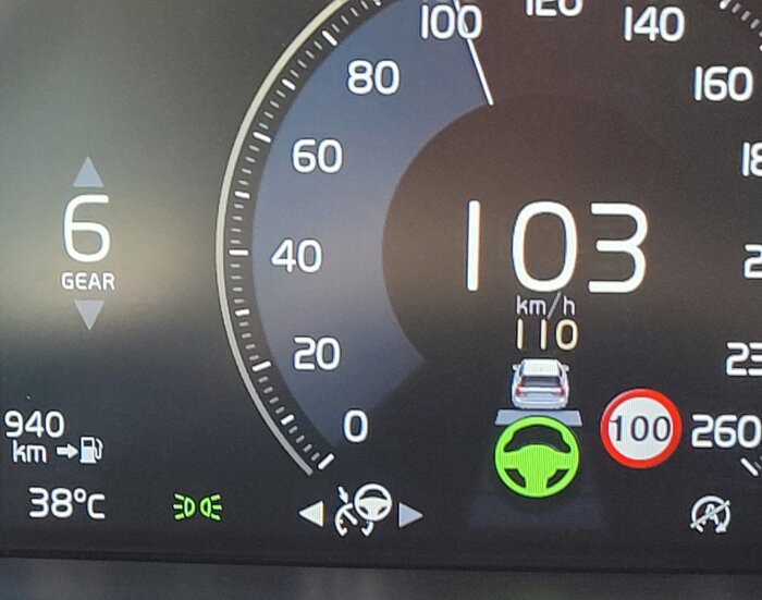 Instrumentpanel i en bil som visar hastighet 103 km/h, utetemperatur 38°C, körsträcka 940 km och att bilen är i växel 6.