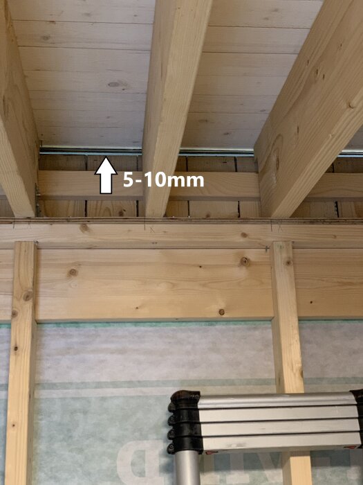 Ventilationsutrymme mellan takreglar och yttertak på 5-10 mm, del av carportens insida.