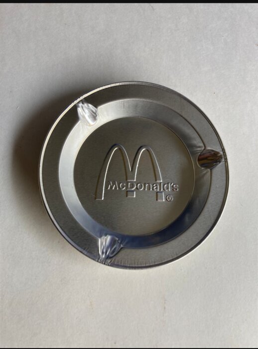 Metallaskkopp med McDonald's-logotyp på.