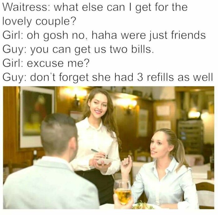 En servitris tar emot en beställning från en man och en kvinna på en restaurang. Texter ovan skämtar om att de bara är vänner, och att mannen begär separata räkningar.