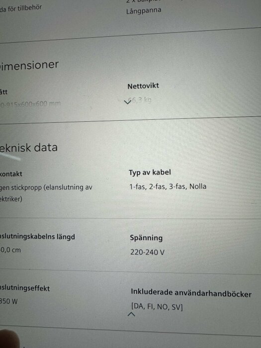 Bilden visar specifikationer för en ny spis där det står att den har en spänning på 220-240 V, kan kopplas med 3-fas och väger 6,3 kg.