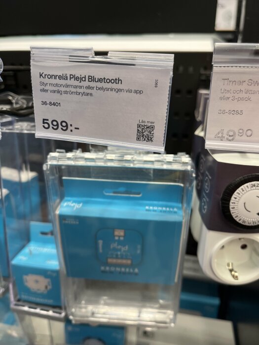 Bluetooth-relä från Plejd tillgänglig för 599 kr på hylla i butik, används för styrning av motorvärmare eller belysning via app eller strömbrytare.