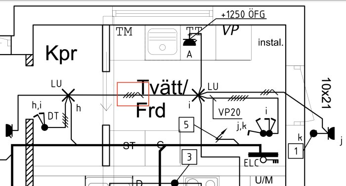 Elkonstruktionsritning med en röd markerad ledningssymbol, bestående av en linje och flera snedställda streck som bildar ett "v" i sektionen märkt Tvätt/Frd.