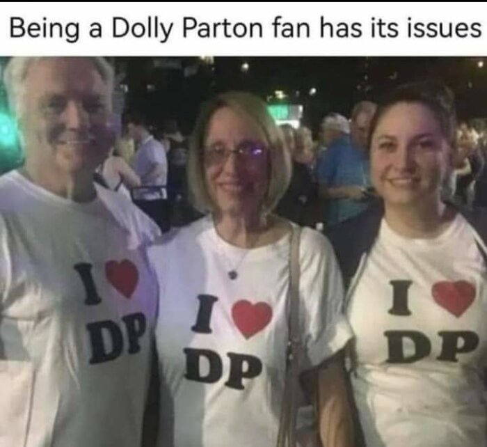 Tre personer står på rad och bär T-shirts med texten "I ♥ DP". över dem står texten "Being a Dolly Parton fan has its issues".