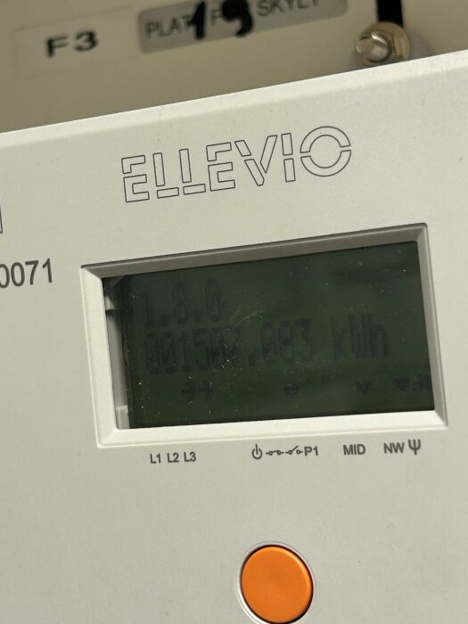 El-mätare märkt med F3 med en display som visar energiförbrukning i kWh och logotypen "ELLEVIO".