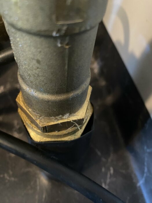 Hydrofor-rör med isolering och en liten glipa där brunnsvattnet kommer in, med antydan av kondens, diskuterades i foruminlägg om risk för fuktskada och silvertejp.