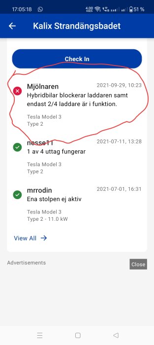 Skärmbild av en app som visar en användares kommentar om att hybridbilar blockerar laddare och att endast 2 av 4 laddare är i funktion på Kalix Strandängsbadet.