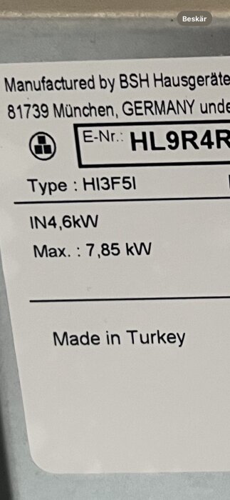 Elektronisk apparat med etikett som anger tillverkarens information, produktens E-nummer HL9R4R, typ HI3F5I, effekt 4,6 kW och maximal effekt 7,85 kW. Tillverkad i Turkiet.