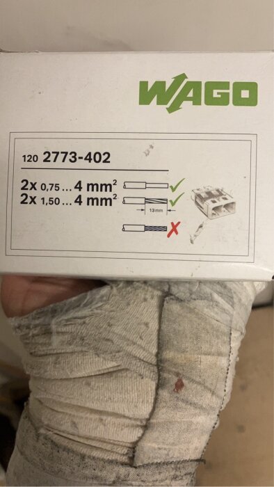 Närbild på en kartong från WAGO med produktnummer 2773-402. Visar vilka kabeltyper som passar enligt olika diagram, notera text i nedre vänstra hörnet.