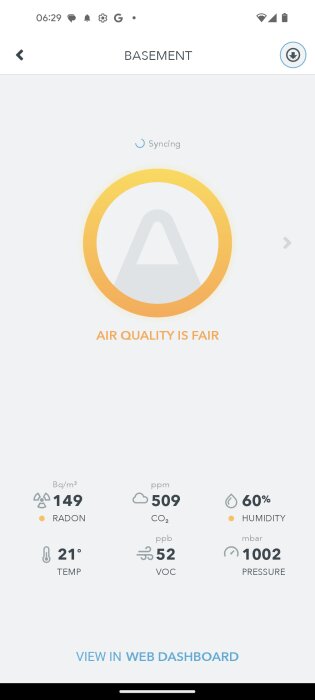 Gränssnitt av en Airthings-luftkvalitetsmätare som visar "Air Quality is Fair". Radon 149 Bq/m³, CO₂ 509 ppm, Luftfuktighet 60%, Temp 21°C, VOC 52 ppb, Tryck 1002 mbar.