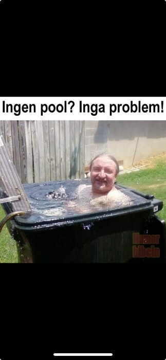 Man badar i en stor svart låda fylld med vatten som improviserad pool med texten "Ingen pool? Inga problem!