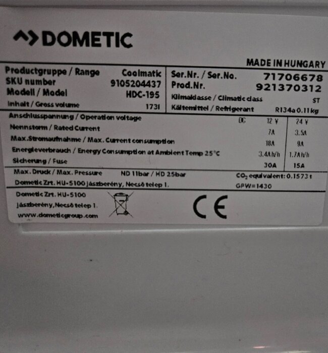 Bild på en specifikationsetikett från en Dometic Coolmatk HDC-195 kylskåp, märkt med information om produktvolym, strömförbrukning och serienummer.