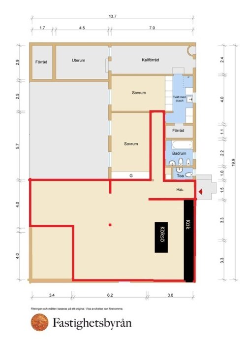 Planlösning av en bostad på ca 95 kvm, markerad med röda linjer. Inkluderar sovrum, badrum, kök och hall. Ytan inom de röda linjerna ska ha vinylklickgolv.