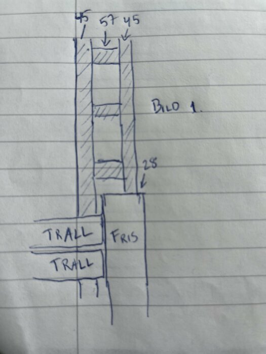 Handritad schematisk illustration av altanbygge; 45 mm regel, 57 mm kortlingar, 45 mm frisregel, 28 mm överhäng för fris och kjol. Texter "Bild 1" och "TRALL FRIS".