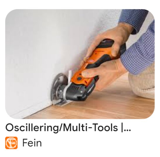 Person använder en Fein multimaskin för att kapa en träkant nära en vägg. Verktyget är orange och svart.