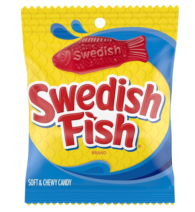 Paket med Swedish Fish, mjukt och segt godis tillverkat av Malaco. Förpackningen är gul och blå med en röd godisbit formad som en fisk.