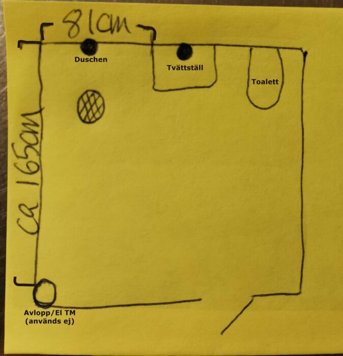 Handritad skiss av badrum med dusch, tvättställ och toalett markerade samt dimensionerna 81 cm och 165 cm. Ett oanvänt avlopp/El TM står i nedre vänstra hörnet.