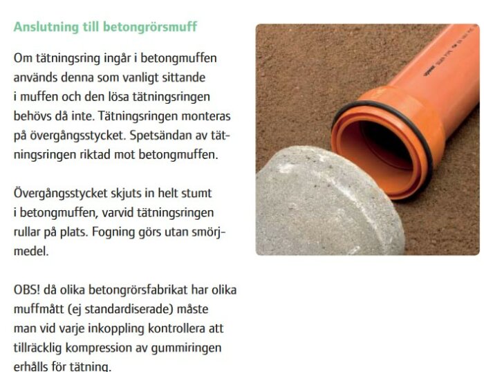 Övergångstycke som kopplar ett PVC-rör till ett betongrör tillsammans med instruktioner om hur tätningsringen ska placeras i betongmuffen.