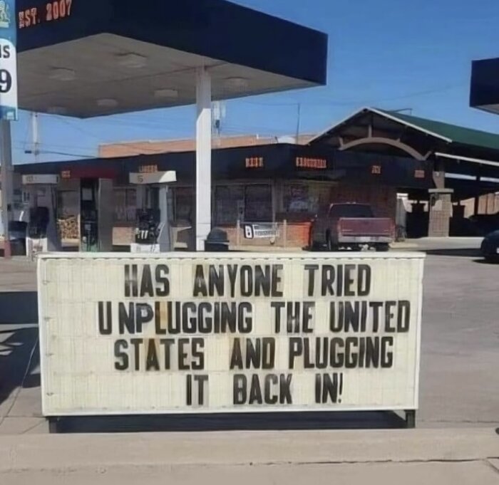 Skylt vid en mack med texten "Has anyone tried unplugging the United States and plugging it back in?" i stora bokstäver.