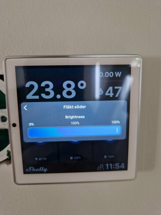 Digital skärm som visar inställningar för en fläkt med temperatur 23,8°C, och "Brightness" justerad till 100%. Texten "Fläkt söder" syns ovanför reglaget.