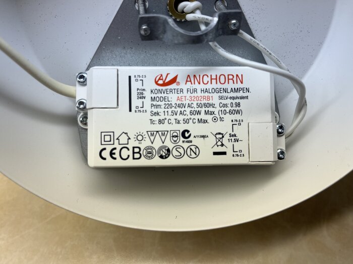 Taklampa med ett drivdon märkt "ANCHORN" för halogenlampor, modell AET-3202RB1, med primärspänning 220-240V AC och sekundärspänning 11.5V AC, max 60W.