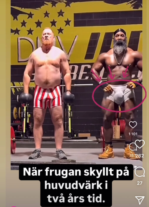 Två män poserar med vikter på ett gym; en med randiga boxershorts och boxningshandskar, och den andra med vit-mönstrade kalsonger och hantlar på höften.