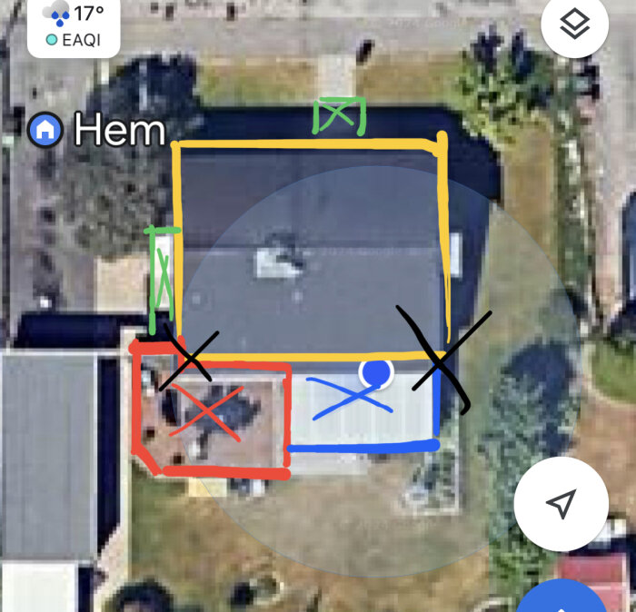 Flygfoto av hus med markeringar. Svarta kryss visar fuktproblemområden. Rött markerar trädäck, blått visar inglasat uterum, grönt anger hårdgjorda ytor och betongtrapp.