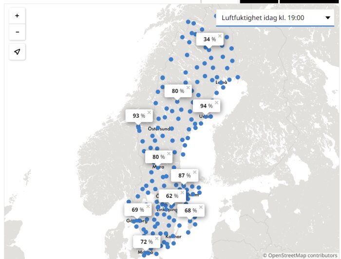 Karta över Sverige som visar luftfuktighet vid olika platser kl. 19:00; fuktighetsvärden varierar mellan 34% och 94%.