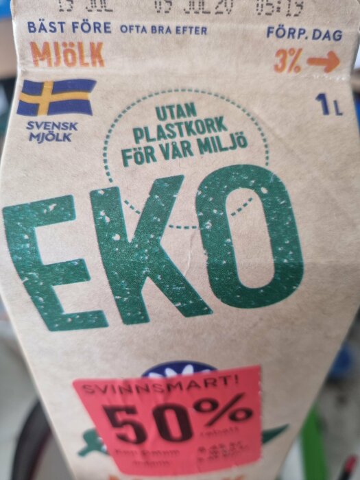 Ett paket ekologisk mjölk utan plastkork med en svensk flagga, text om miljövänlighet och röd rabattetikett som visar 50% rabatt.