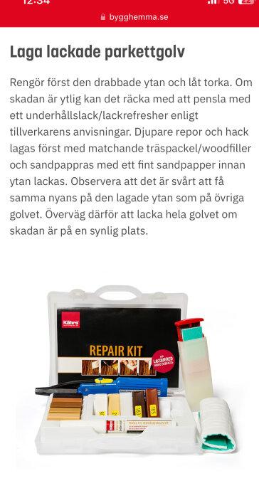 Reparationssats för lackade parkettgolv från Kährs med olika träfärgade vaxstavar, ett värmeverktyg, en pensel och andra tillbehör i en vit plastlåda.