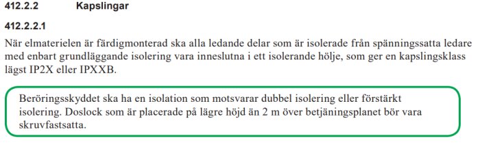 Utdrag ur en text om elinstallationer och kapslingar, med markerad sektion om att beröringsskyddet ska ha dubbel eller förstärkt isolering och doslock på höjd över 2 m ska vara skruvfastsatta.