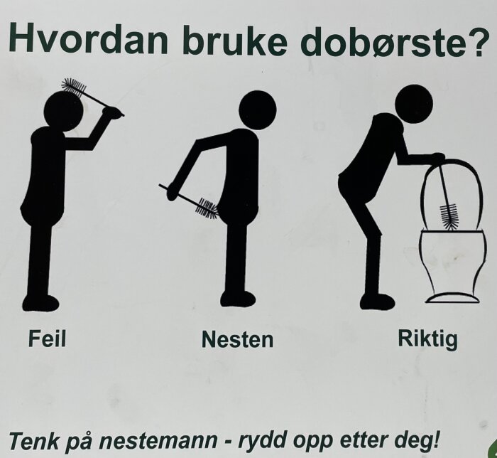 Anvisningar med tre figurer som visar fel, nästan rätt och rätt sätt att använda en toalettborste. Text ovan: "Hvordan bruke doborste?" och nedan: "Tenk på nestemann - rydd opp etter deg!".