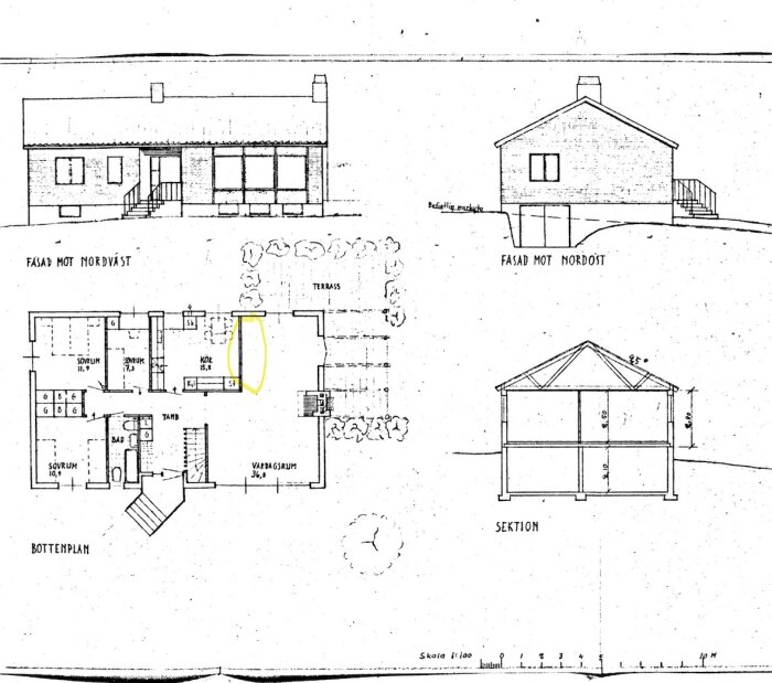 Skiss över ett enplanshus med källare byggt 1963, fasader och planlösning, en vägg markerad med gul färg som diskuteras om den är bärande.