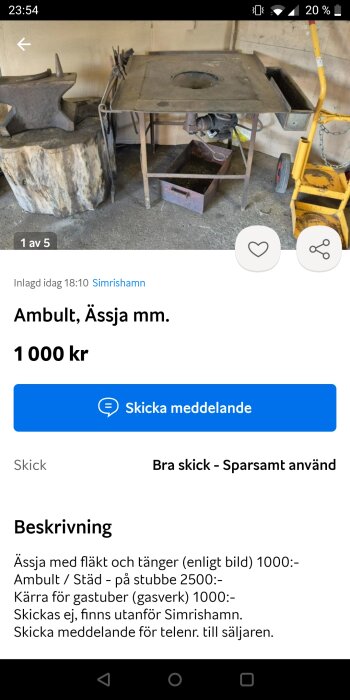 Ambult och ässja med fläkt samt tillhörande tänger, kärran är för gastuber. Verktygen är placerade på ett golv framför en vägg.