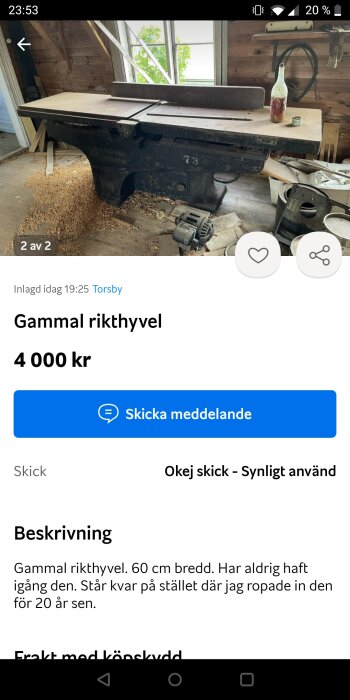 Gammal rikthyvel till salu för 4 000 kr enligt annons på en marknadssida. Verktyget står i ett träverkstad med sågspån på golvet och en flaska på bordet.